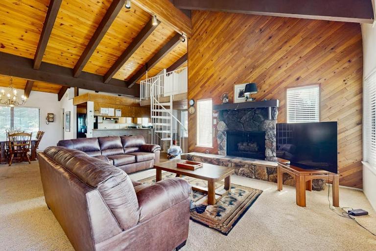 Kingsbury Grade home with fireplace & easy access to beaches & skiing sleeps 6 - B&B Stateline