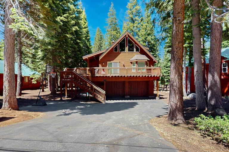 Cozy family-friendly home with wood-burning fireplace loft desk & pool access - B&B Truckee