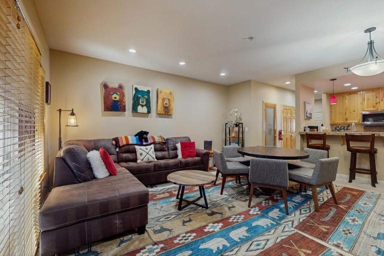 Updated condo near ski resort with heated pool hot tub fireplace balcony W&D - B&B Olympic Valley