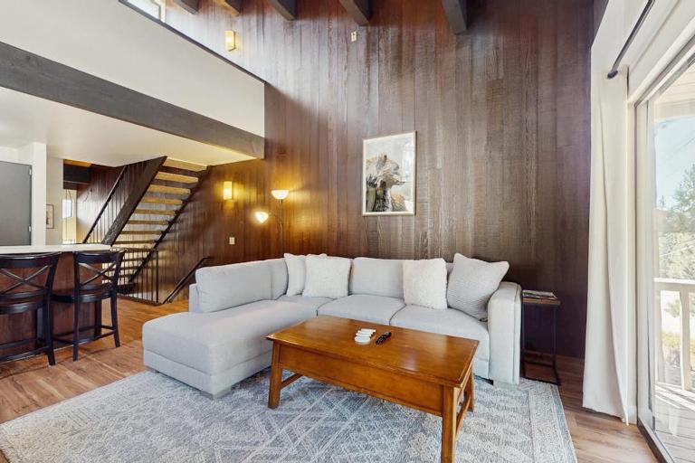 Modern Townhome with Lake views Fireplace Pool Spa - B&B Kings Beach