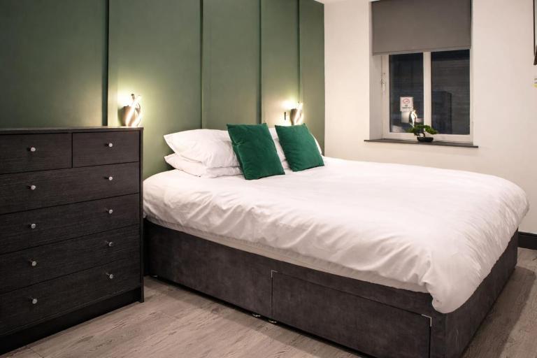 City Centre Serviced Apartment With Super King Bed Close Parking Fast WiFi Netflix Washer Dryer - B&B Bradford
