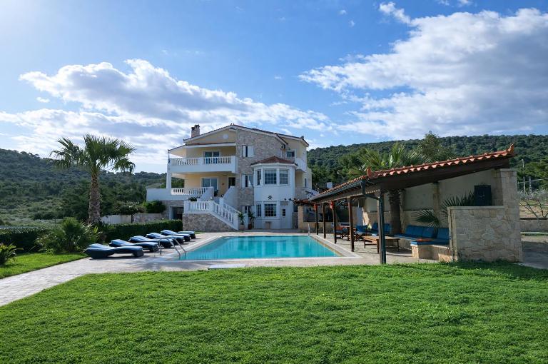 Bella Villa with Private Pool & Sea View Ideal for Groups - B&B Vagía