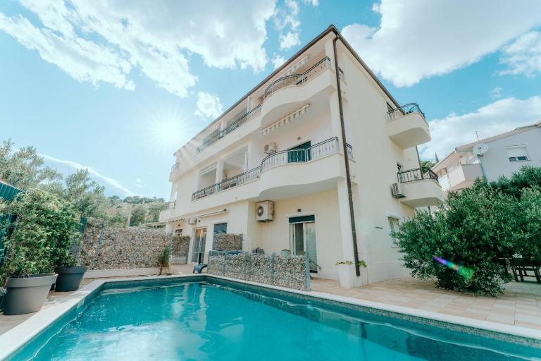 Sunny Place Apartment With Pool - B&B Krvavica