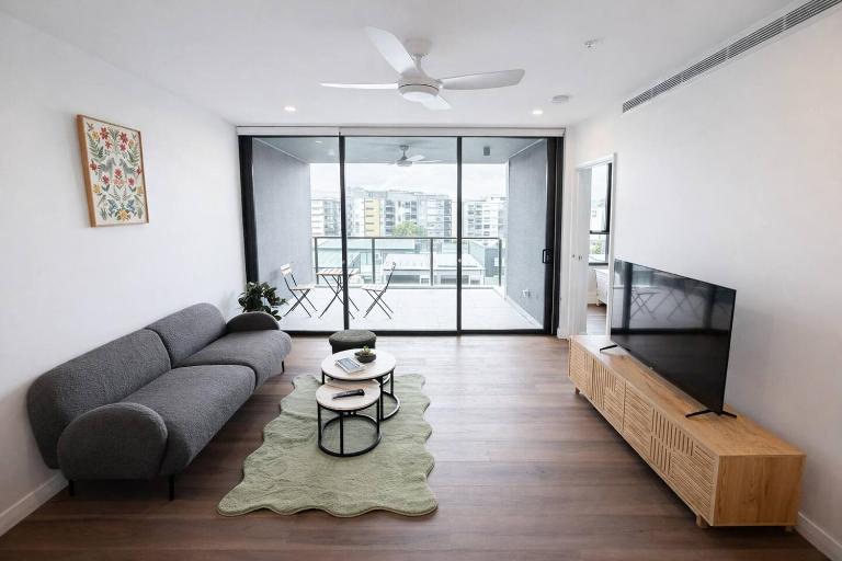 2BR Sunlit Stay w Balcony and Parking in West End - Ferienwohnung Brisbane