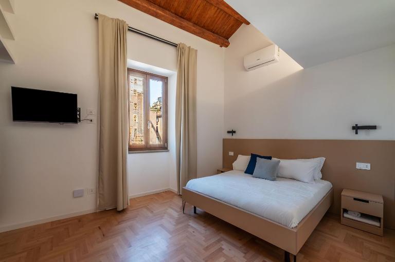 JOIVY Stylish 2-Bedroom Accommodations near the Colosseum - Chambres d'hôtes Rome