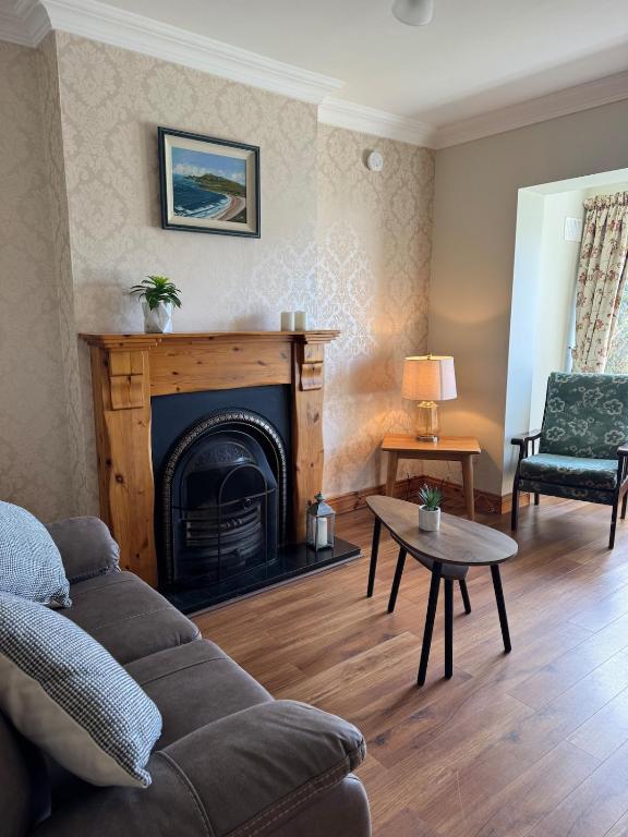 Westport Town Centre Escape with Croagh Patrick View Sleeps 4 - Chambres d'hôtes Westport