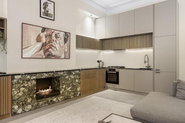 Stylish 2BR Flat Kensington Wi-Fi & Parking - Ferienwohnung London