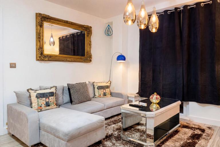 Modern Two Bedroom Apartment for Five with On-site Parking in Salford - Chambres d'hôtes Manchester