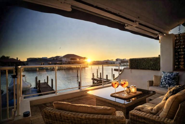 Waterfront Canal Retreat Jetty, Kayaks & Dolphin - B&B Mandurah