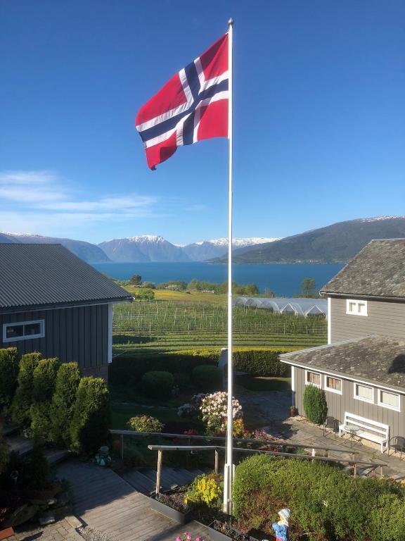 Exclusive log house with panoramic fjord views - B&B Vangsnes
