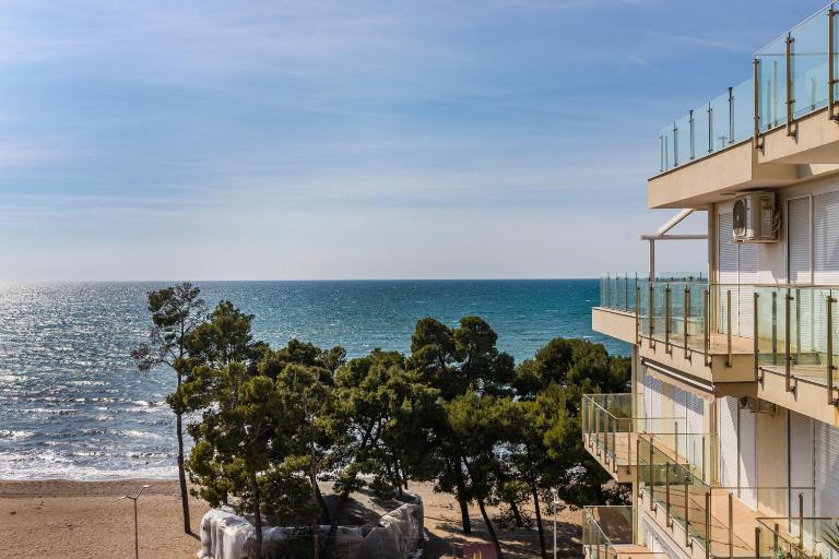 Beachfront Apartment with Pool Access by PikHost - Bed and Breakfast Lezhë