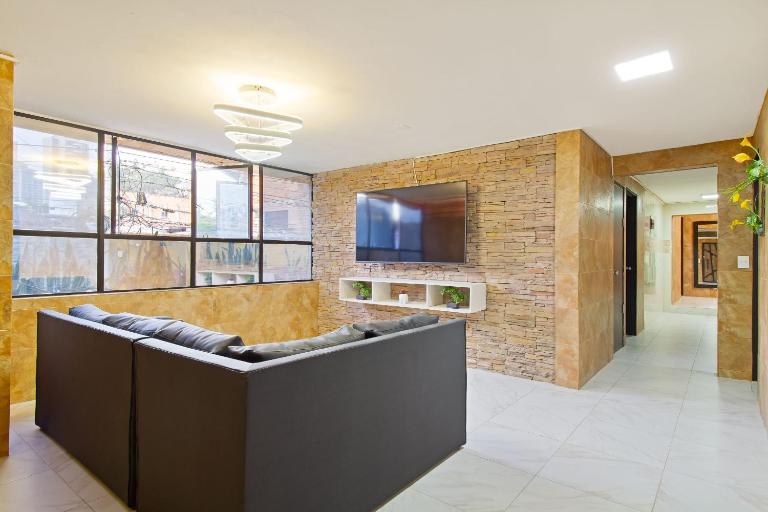 5 Bedroom - 1 Block from Lleras - P2 - B&B Medellín