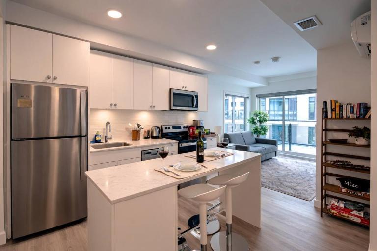 New King Bed Suite Near DT Stampede UG Parking - Ferienwohnung Calgary