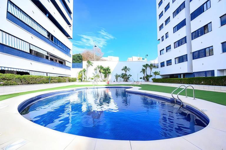 Estepona Port Bullring and Beach 2 Parkings - Bed and Breakfast Estepona