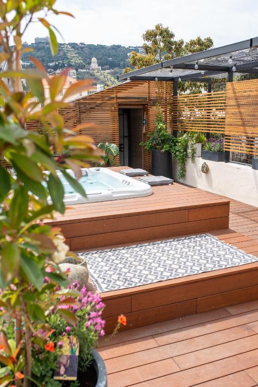 PORT CITY HAIFA - Urban Penthouse Loft WJacuzzi - B&B Haifa