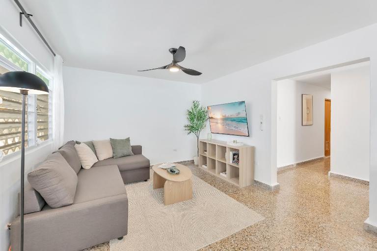 Bright 2BR Oasis in Calle Cerra w Balcony - Ferienwohnung San Juan