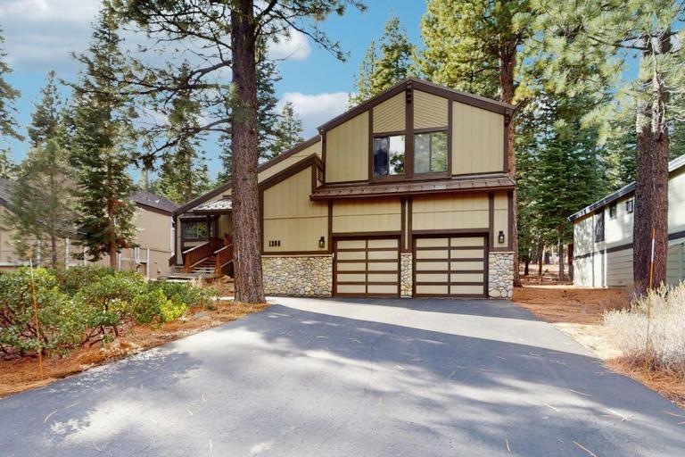 Magical mountain home with movie theater 9-person hot tub & full kitchen - Ferienwohnung Truckee
