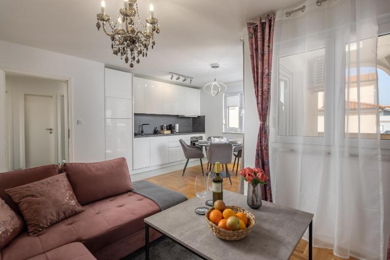 Apt Ana Walk To Beach with Balcony - Happy Rentals - Chambres d'hôtes Medulin