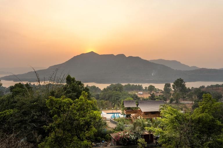 SaffronStays Love Nest - Bed and Breakfast Waki