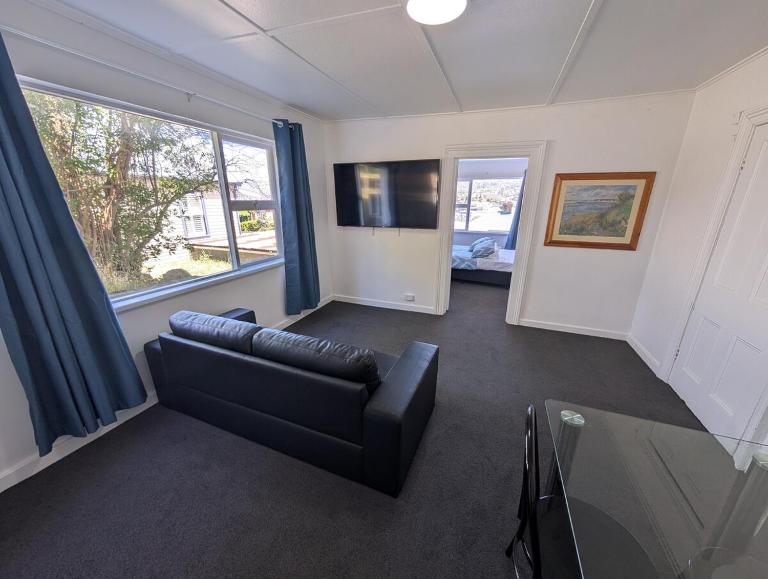 Bayley 4 - Walk to city and mountain views - B&B Hobart