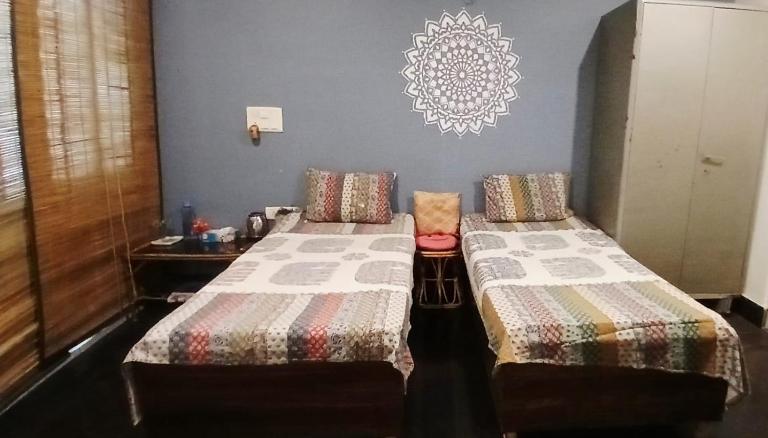 Metro Connected Homestay with Parkview - B&B Greater Noida