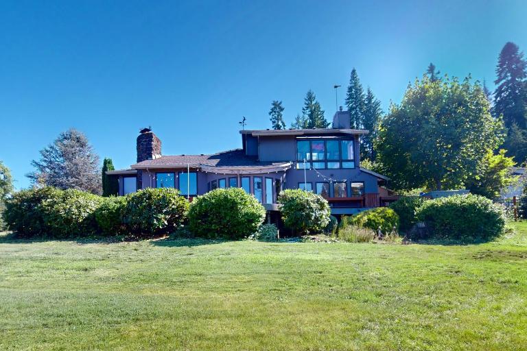 100 Yards to Foster Lake! Family Home w/ Hot Tub - B&B Sweet Home