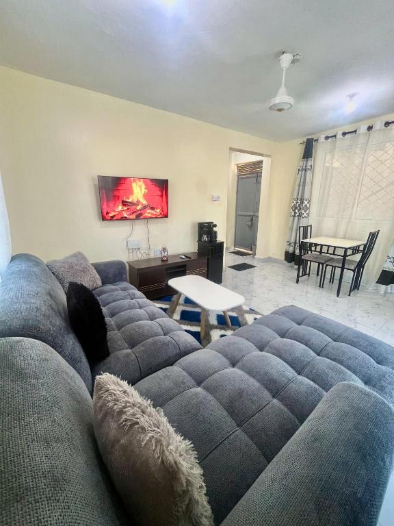 1BDR Bamburi with Pking, Washer, Netflix,Balcony and Zuku WiFi 07,96,065,022 - B&B Mombasa