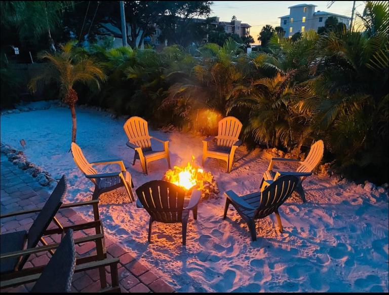Bikini BeachHouse! Sleeps 16 wHeated PoolFirepit - B&B Clearwater Beach