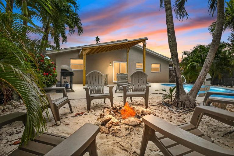 Tropical YardHeated PoolFirepitGame roomBeach - Bed and Breakfast Clearwater Beach
