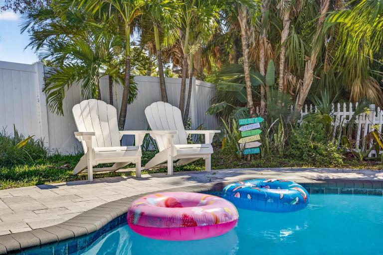 Steps to beachTiki BarHeated Poolfun! - B&B Clearwater Beach