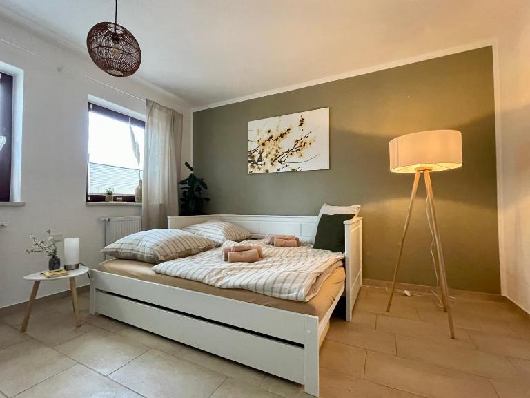 SaaleRast - Ferienwohnung in Camburg an der Saale - ruhig & naturnah, 200 m zum Saaleradweg - B&B Dornburg