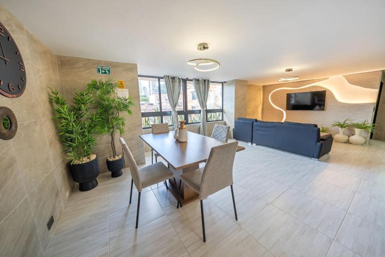 3 bedroom apartment, one block from lleras park p12 in medellin - B&B El Pueblito