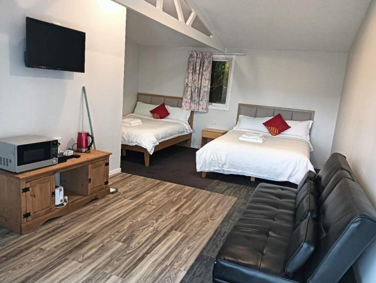 2 double and 1 sofa beds Chalet D - B&B Distretto di Rotorua