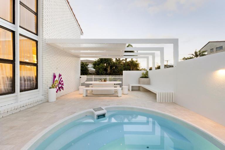 Luxe Retreat - Buddina Beachside - Heated pool - Bed and Breakfast Poatina