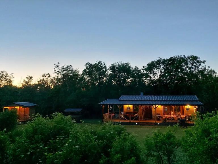 Avara terrassiga merelähedane puhkemaja Muhus - B&B Nõmmküla