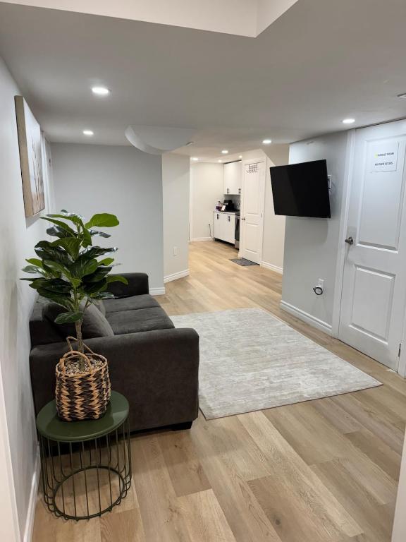 TOC Home Palace Lower Level Apartment - B&B Thorold