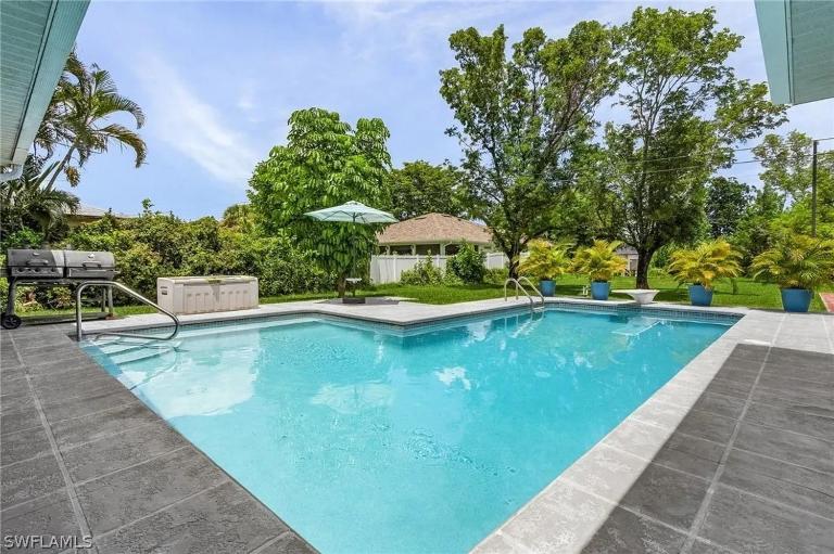 Resort Style Home with Pool Hot Tub and Game Court - B&B Cape Coral