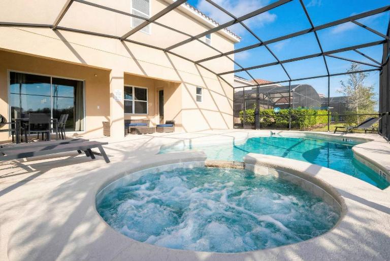 Luxury 12BR Villa at Solterra Resort - Chambres d'hôtes Davenport
