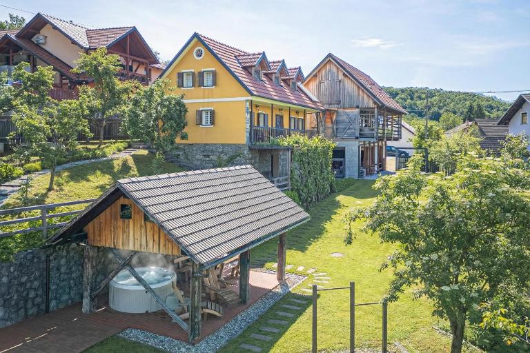 Traditional House Kal With Hot Tub - Happy Rentals - B&B Semic