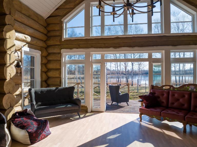 Private lakeside holiday house with fireplace, sauna, hot tub - Ezernams Dzintars - B&B Valdemārpils