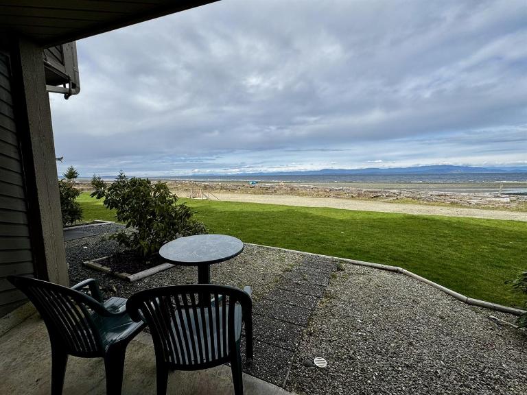 Beachfront King Bed Studio Suite - B&B Qualicum Beach