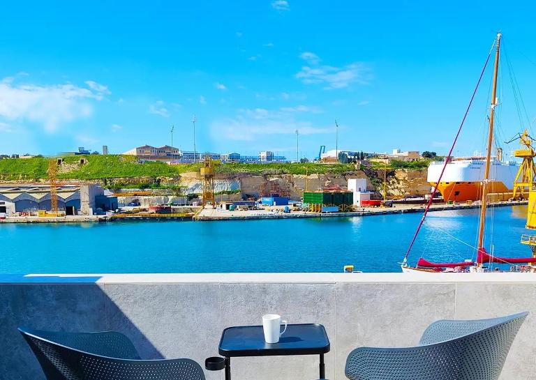 Cabin 4 Savynomad Harbour Residences wow Views - Bed and Breakfast Cospicua