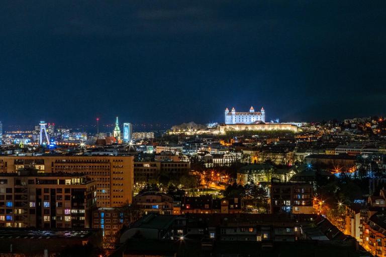 ADM - Première Sky Apartment - FREE Parking Garage - Ferienwohnung Bratislava