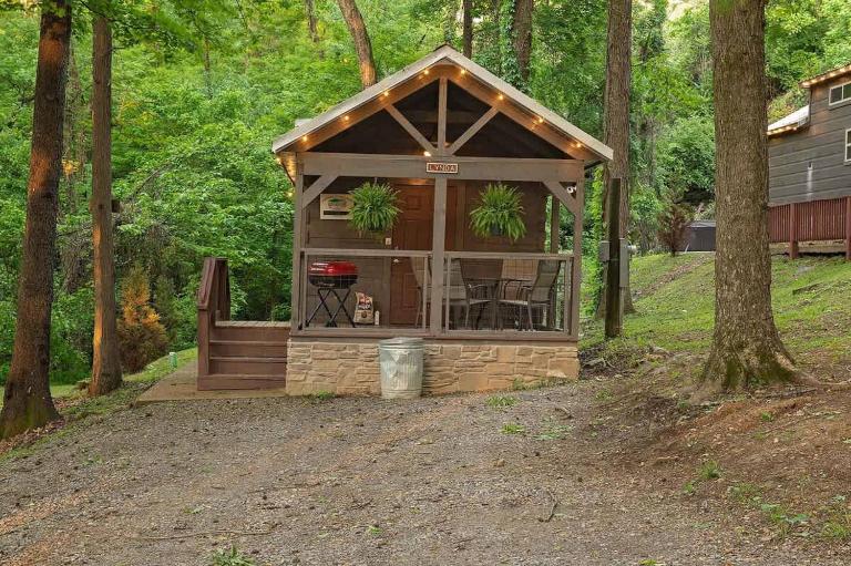 Tiny Cabin Village Private Hot Tub Lynda Cabin - B&B Chattanooga