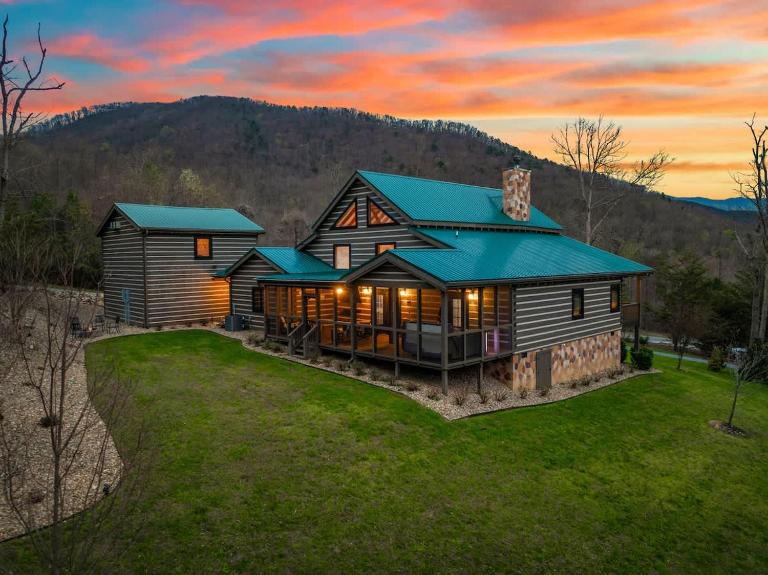 Luxury Chalet with Private Suite Secluded and HotTub - B&B Cosby