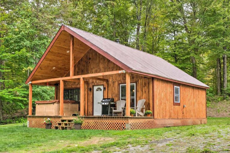 Secluded 2BR Cabin w Hot Tub, Pond, Trails, WiFi - Chambres d'hôtes Victory