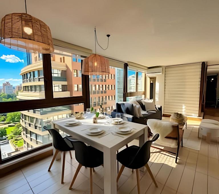 Comfort with parking and Wi-Fi Manquehue Metro Station - B&B Santiago