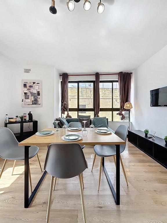 Bright & Spacious 3BR in Ta Xbiex, Full AC & WiFi - B&B Ta' Xbiex