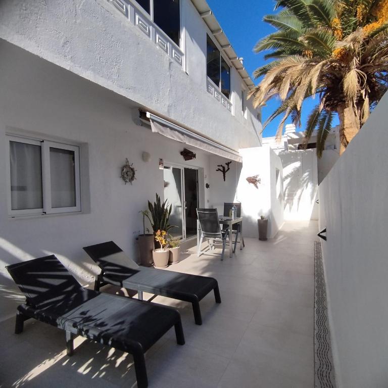 Puerto del Carmen, terrace, beach 100 m away - B&B Tías