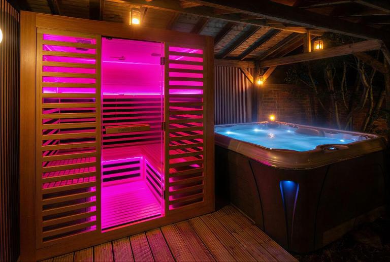 Modern Detached Home with Hot Tub & Infrared Sauna - B&B Stifford